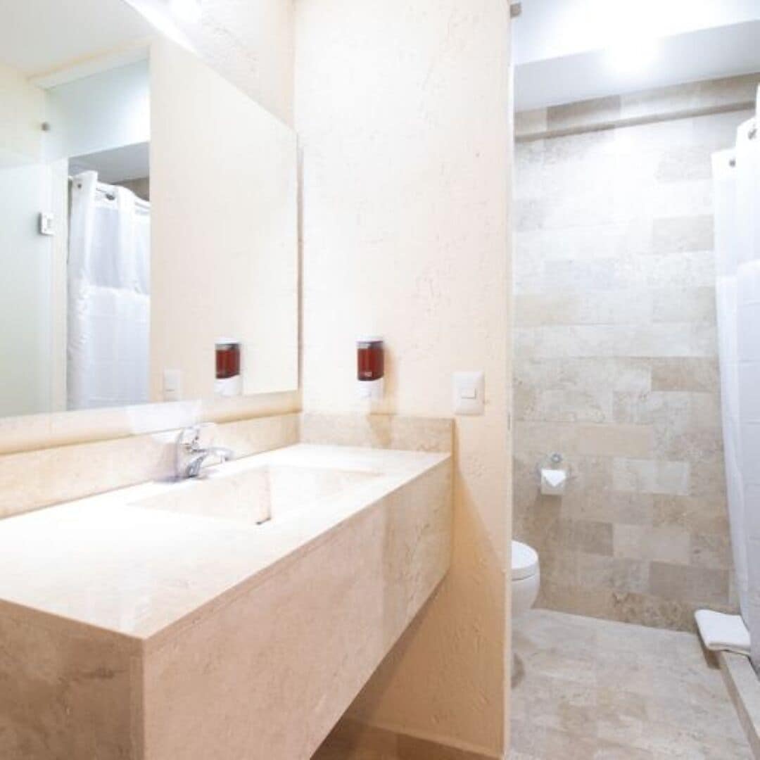 Regadera, regadera tipo lluvia, secadora de cabello, pantuflas 