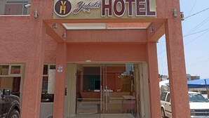 Entrada de un hotel con un letrero que dice 'Yahalis HOTEL'.