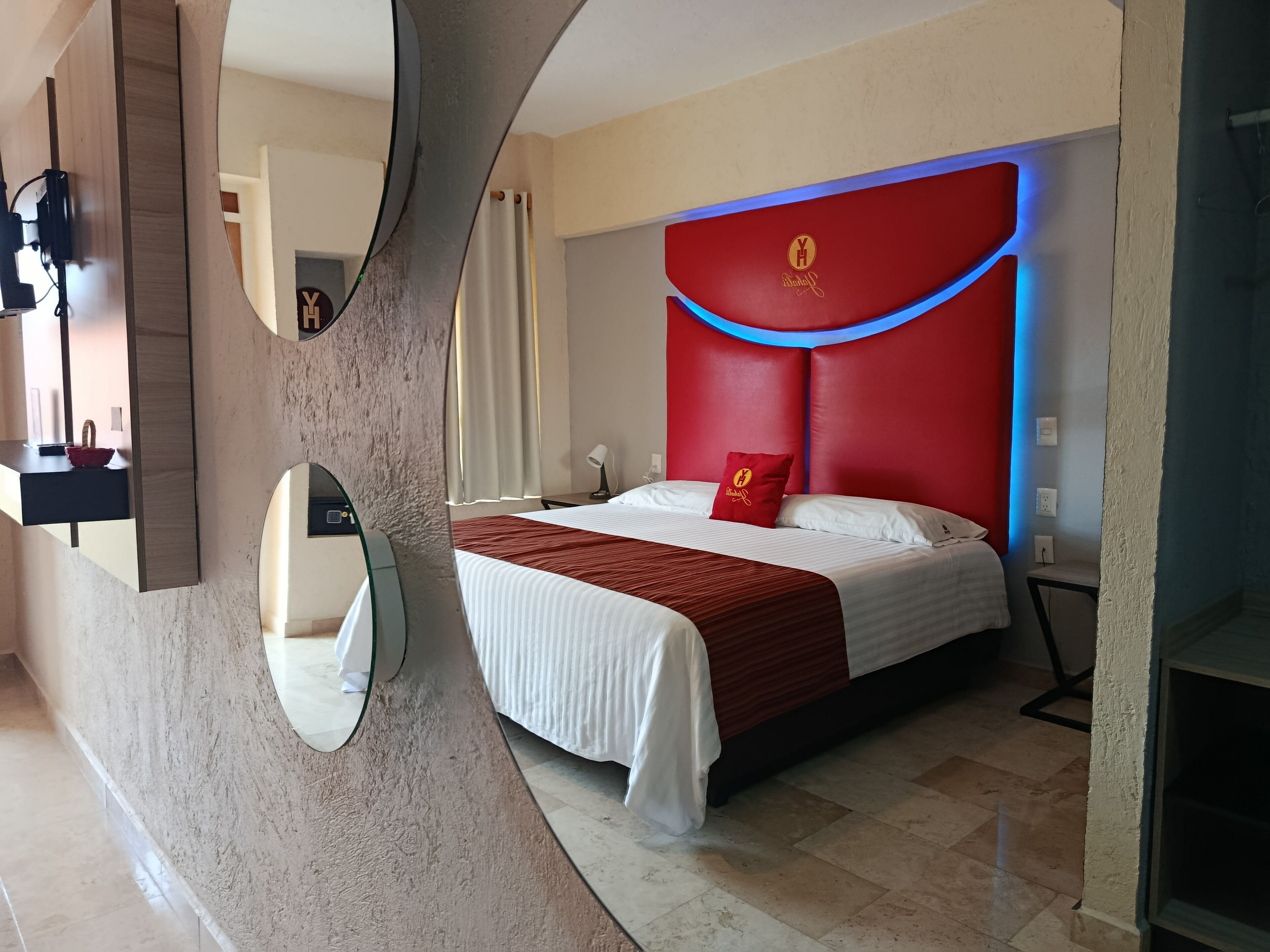 Deluxe Room | In-room safe, individually furnished, desk, laptop workspace