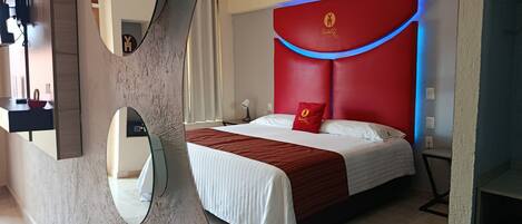 Deluxe-huone | Tallelokero huoneessa, yksilöllisesti kalustettu, työpöytä