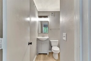 Haartrockner, Handtücher, Seife, Toilettenpapier