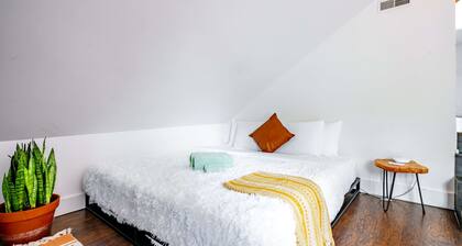 NEW Luxe Pet Friendly Free Parking Downtown