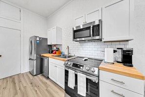 Refrigerador, microondas, horno y parrilla de estufa 