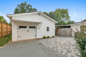 Exterior - All the space you need 4 a beach vacay! 10 minutes 2 the beach! Private driveway (Santa Rosa Beach)