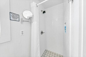 Shower, hair dryer, towels, soap - All the space you need 4 a beach vacay! 10 minutes 2 the beach! Private driveway (Santa Rosa Beach)