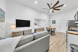 Smart TV - All the space you need 4 a beach vacay! 10 minutes 2 the beach! Private driveway (Santa Rosa Beach)