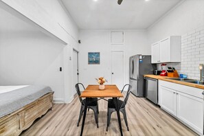 1 bedroom, WiFi, bed sheets - All the space you need 4 a beach vacay! 10 minutes 2 the beach! Private driveway (Santa Rosa Beach)