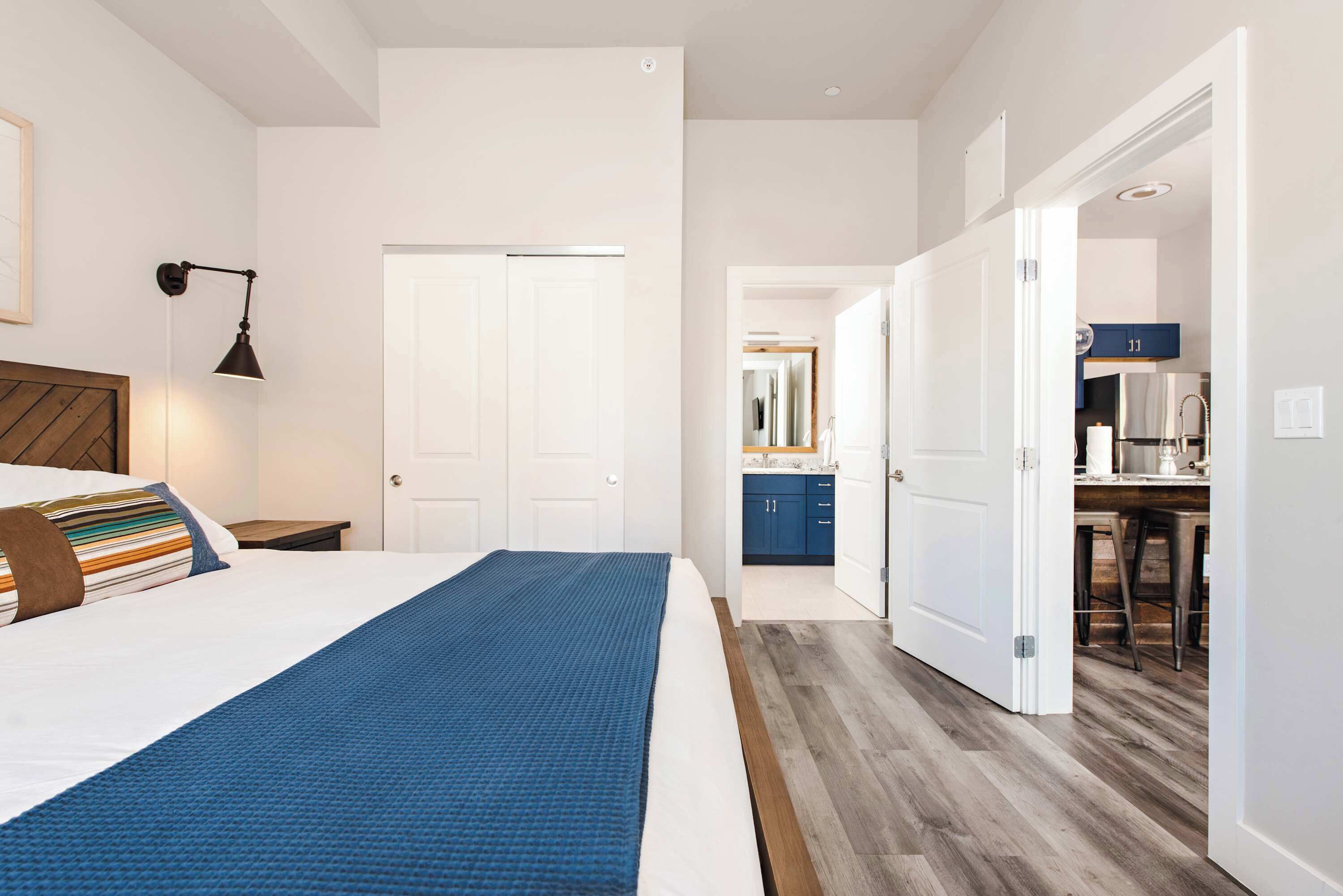 2 slaapkamers, een bureau, een strijkplank/strijkijzer, wifi