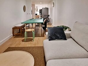 Living area - Full St. Patricks Cathedral Apartment with Balcony (Dublin)