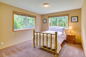 3 bedrooms, desk, travel crib, WiFi - Hot Tub, 4 Mi to Wallace Falls: Riverfront Retreat (Sultan)