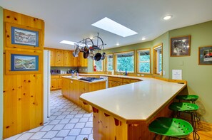 Fridge, microwave, stovetop, dishwasher - Hot Tub, 4 Mi to Wallace Falls: Riverfront Retreat (Sultan)
