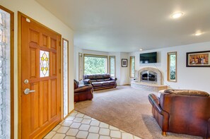 Interior - Hot Tub, 4 Mi to Wallace Falls: Riverfront Retreat (Sultan)
