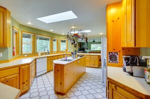 Fridge, microwave, stovetop, dishwasher - Hot Tub, 4 Mi to Wallace Falls: Riverfront Retreat (Sultan)