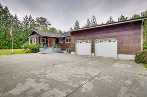 Exterior - Hot Tub, 4 Mi to Wallace Falls: Riverfront Retreat (Sultan)