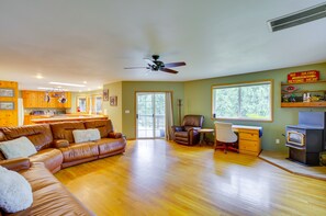TV, fireplace, books - Hot Tub, 4 Mi to Wallace Falls: Riverfront Retreat (Sultan)