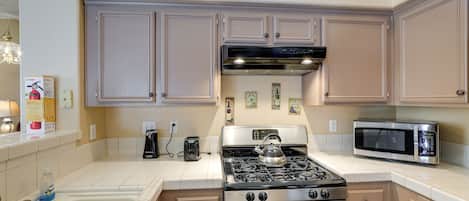 Fridge, microwave, stovetop, dishwasher