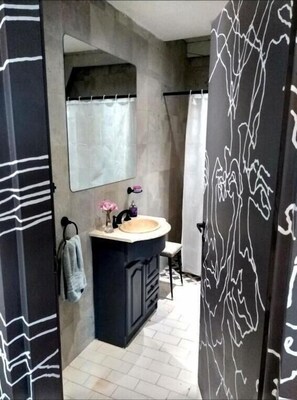 Shower, hair dryer, towels, toilet paper - Trastienda Guest House  (El Calafate)