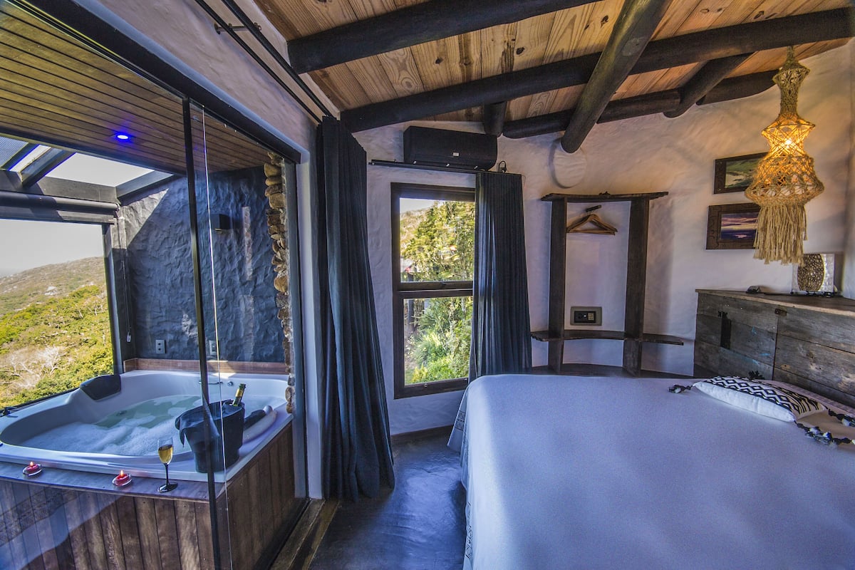 Panoramic Cabin, 1 Bedroom, Jetted Tub, Sea View | Bar mini, peti besi dalam bilik, langsir/tirai gelap terus 