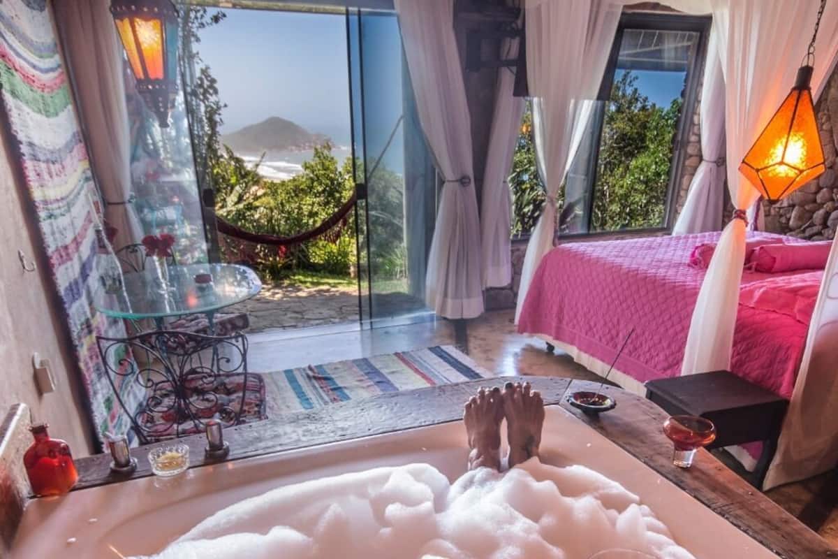 Romantic Suite, 1 Bedroom, Jetted Tub, Sea View | Bar mini, peti besi dalam bilik, langsir/tirai gelap terus 