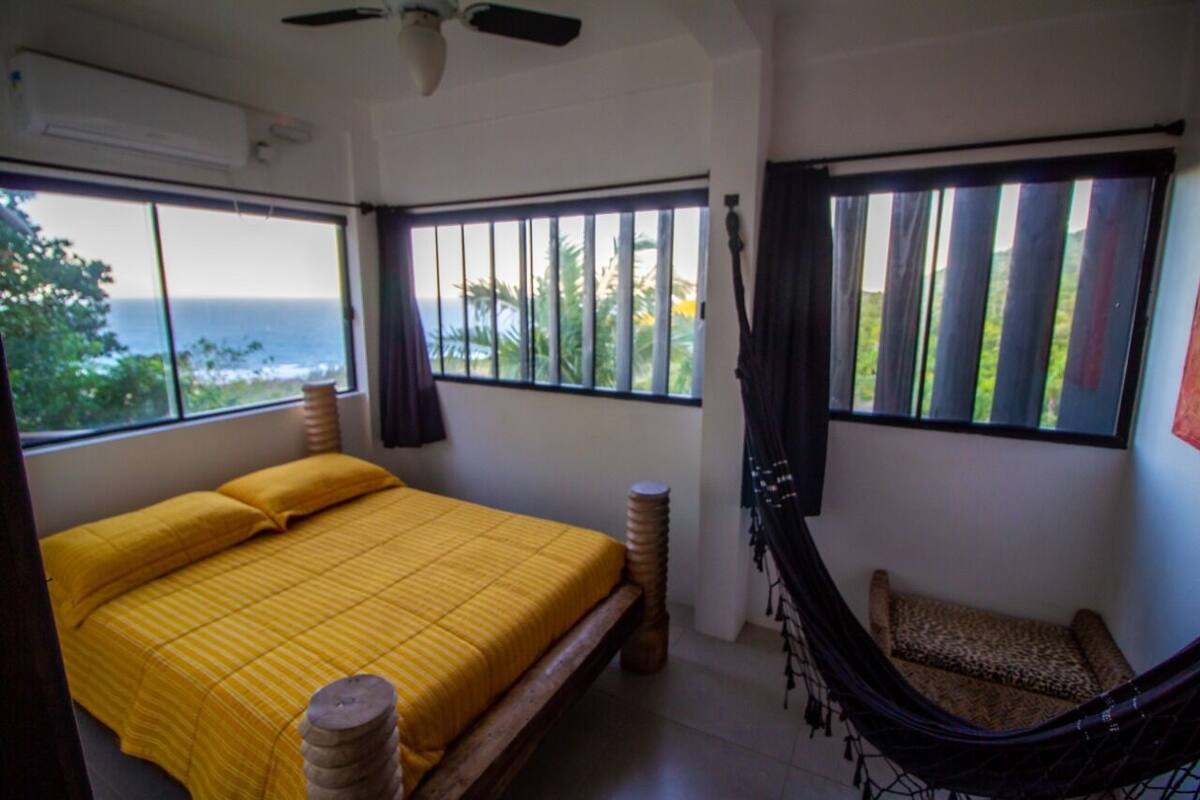 Comfort Loft, 2 Bedrooms, Kitchen, Partial Sea View | Bar mini, peti besi dalam bilik, langsir/tirai gelap terus 
