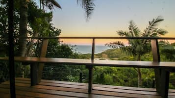 Loft conforto, 2 quartos, cozinha, vista parcial para o mar | Área de estar | TV de tela plana