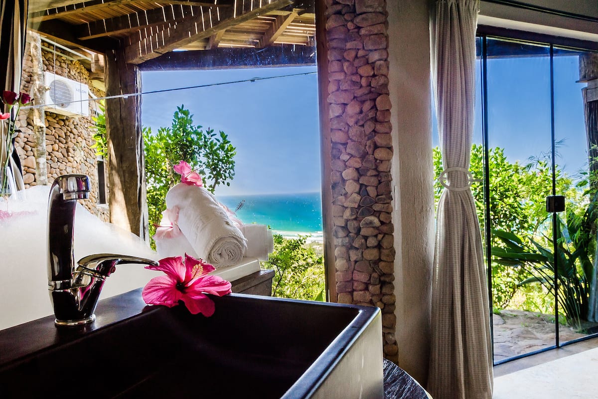 Premium Suite, Jetted Tub, Sea View | Bar mini, peti besi dalam bilik, langsir/tirai gelap terus 