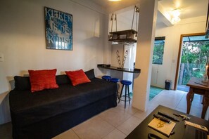 Loft Confort, 2 chambres, cuisine, vue partielle sur la mer | Coin séjour