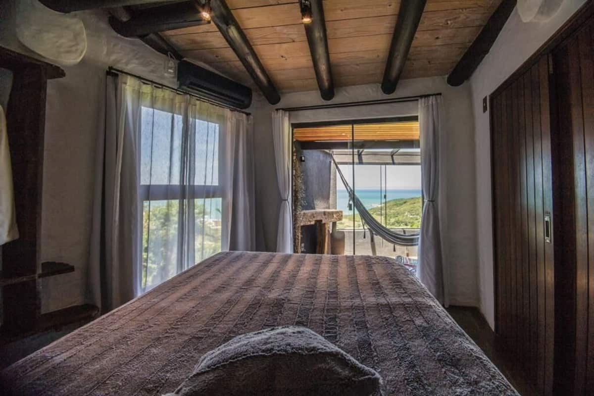 Luxury Cabin, 1 Bedroom, Jetted Tub, Sea View | Bar mini, peti besi dalam bilik, langsir/tirai gelap terus 