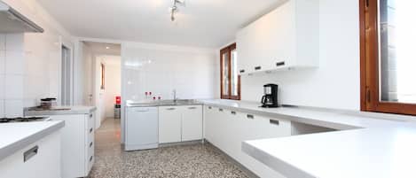 Frigorifero, forno, lavastoviglie, macchina per tè/caffè