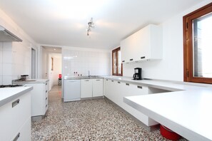 Refrigerador, horno, lavavajillas, cafetera/tetera