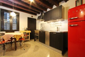 Kühlschrank, Ofen, Geschirrspüler, Wasserkocher mit Kaffee-/Teezubehör