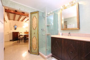 Shower, hair dryer, bidet, towels