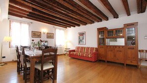 A dining area with wooden furniture, a sofa, and a cabinet. - Apartment Moro 5 (80mt. from Rialto´s Bridge) (Venecia)