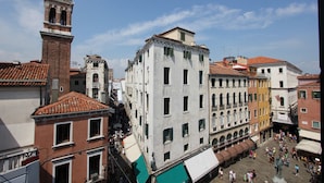 A crowded square with historic buildings, including a prominent tower and a statue. - Apartment Moro 5 (80mt. from Rialto´s Bridge) (Venecia)