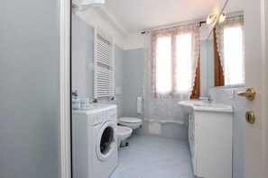 Dusche, Haartrockner, Bidet, Handtücher