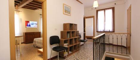 2 slaapkamers, een strijkplank/strijkijzer, gratis wifi, beddengoed