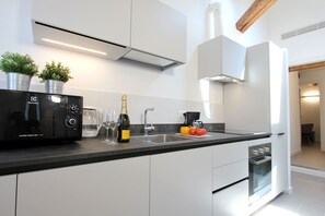 Geladeira, micro-ondas, fogão, lava-louças