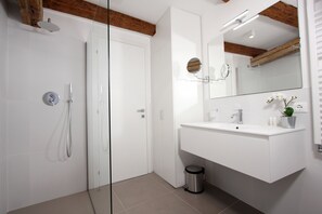 Douche, sèche-cheveux, bidet, serviettes fournies