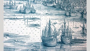 Il·lustració detallada d'un port amb diversos vaixells, un paisatge urbà i un cel serè.