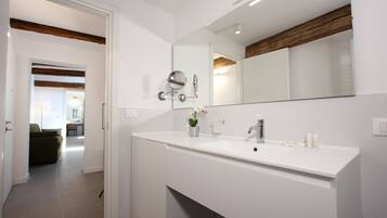 Doccia, asciugacapelli, bidet, asciugamani