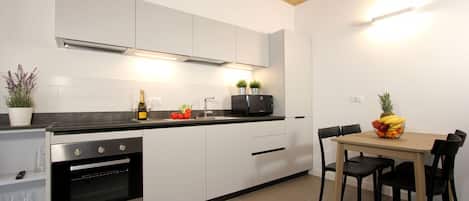 Réfrigérateur, micro-ondes, four, lave-vaisselle