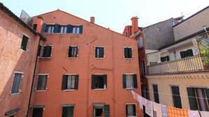 A multi-story building with balconies and windows, some with shutters. - Apt. Canaletto (Residence Artisti) (Venecia)