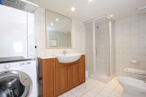 Shower, hair dryer, bidet, towels