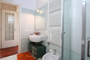 Douche, sĂšche-cheveux, bidet, serviettes fournies