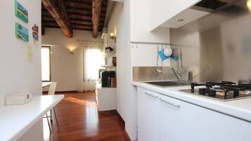 Refrigerador, horno, lavavajillas, cafetera/tetera