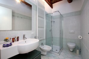 Bruser, hårtørrer, bidet, håndklæder