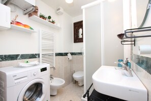 Een douche, een haardroger, handdoeken