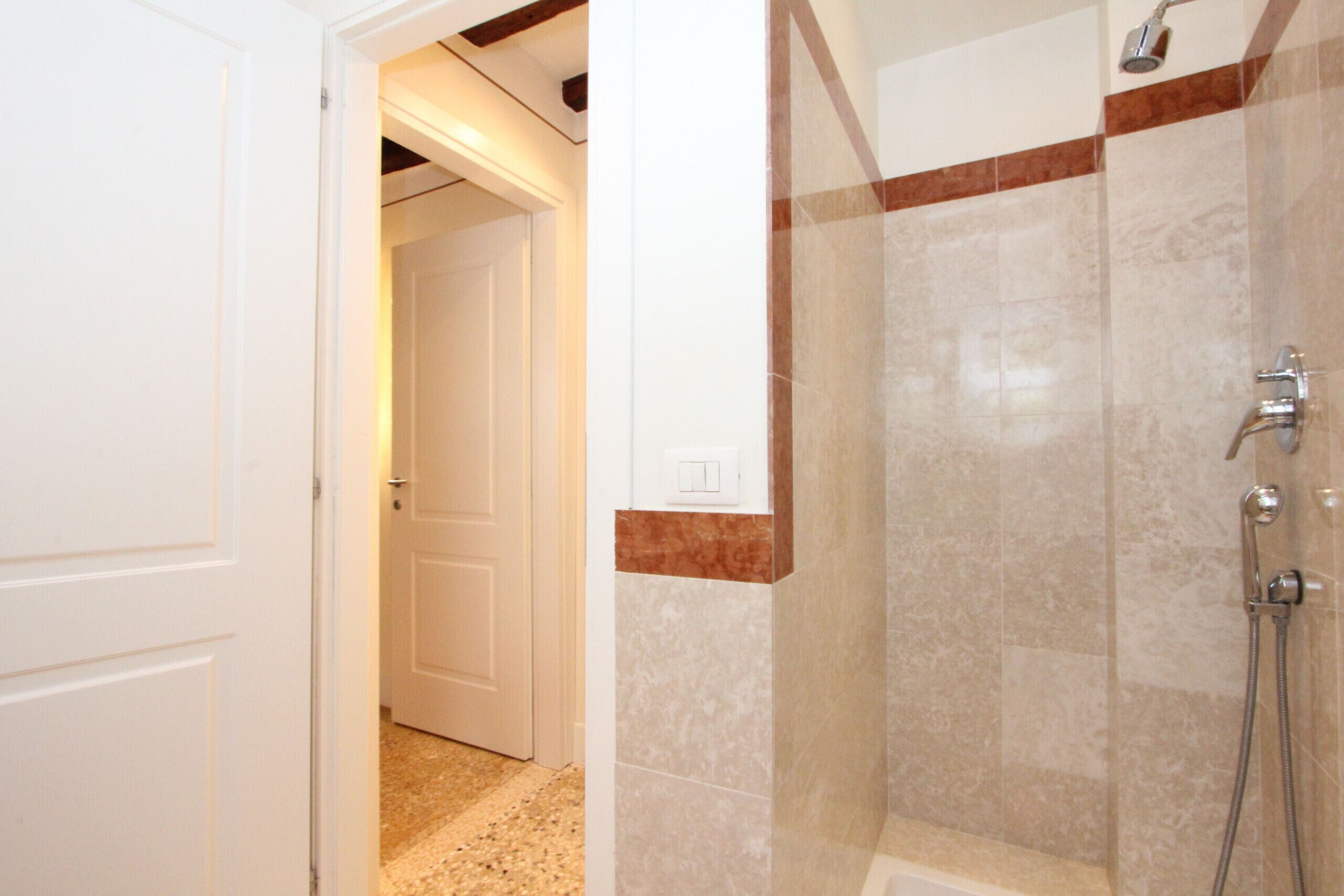 Dusche, Haartrockner, Bidet, Handtücher