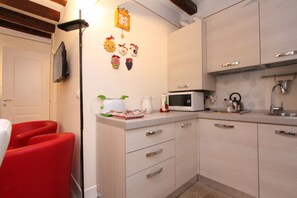 Een koelkast, een microgolfoven, een koffiezetapparaat/waterkoker