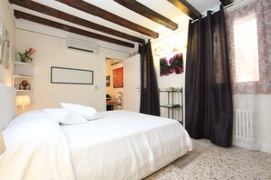 Tabla de planchar con plancha, wifi gratis y ropa de cama